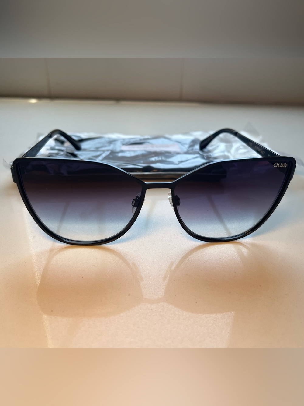 QUAY In Pursuit Black frame / Fade Lens - NWT - Picture 4 of 7